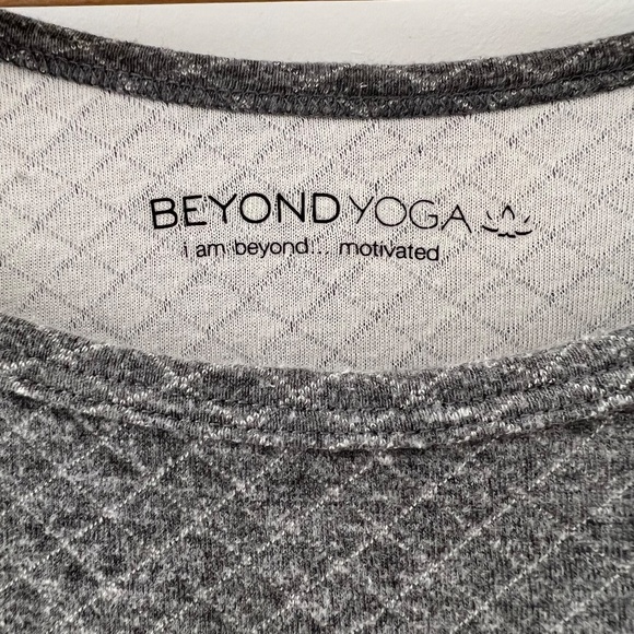 Beyond Yoga Short Sleeve Top, Size M, in Grey - Picture 4 of 7